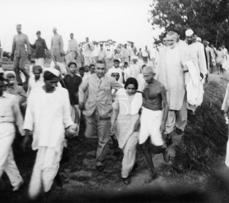 Foto de Mahatma Gandhi y otros en su marcha a través de las zonas afectadas por los disturbios de Bihar, 1947, Mridulabehn Sarabai, detrás de Mahatma Gandhi Khan Abdul Gaffar Khan, India - Imagen libre de derechos