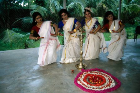 Téléchargez les photos : Festival Onam, femmes dansant, Kerala, Inde - en image libre de droit