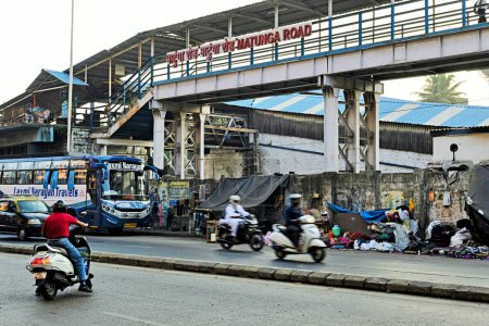 Téléchargez les photos : Matunga Road Railway Station pied de pont, Mumbai, Maharashtra, Inde, Asie - en image libre de droit