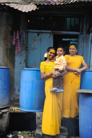 Téléchargez les photos : Prostituées avec enfants en Kamathipura, Bombay Mumbai, Maharashtra, Inde - en image libre de droit