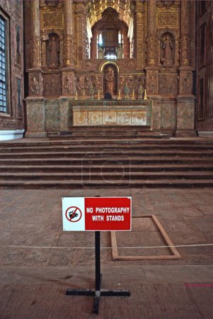 Foto de No hay fotografía con tablero de trípode en la catedral; Old Goa; Velha Goa; India 7-May-2008 - Imagen libre de derechos