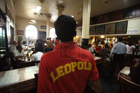Foto de Escena del café Leopold después de su reapertura el 2 de diciembre de 2008 después del ataque terrorista de Deccan Mujahedeen en Bombay Mumbai; Maharashtra; India - Imagen libre de derechos