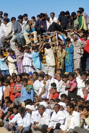 Foto de La gente está viendo Bakh MAl Akhada lucha libre Shivratri feria, Kutch, Gujarat, India - Imagen libre de derechos