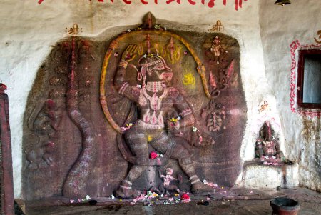 Téléchargez les photos : Hanuman brille dans une grotte dans le fort nord à Badami ; Karnataka ; Inde - en image libre de droit