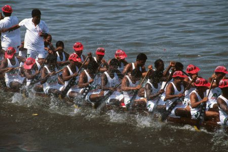 Téléchargez les photos : Nehru Boat Race Festivals, Snake Boat Race, jalostavam for Haripad Subramanya Temple, alappuzha Alleppey, Kerala, Inde 11 août 2001 - en image libre de droit