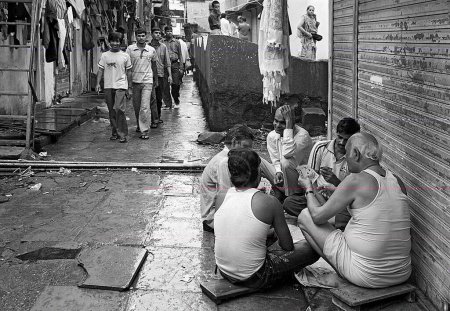 Foto de Habitantes jugando a las cartas en el barrio pobre de Dharavi; Bombay Mumbai; Maharashtra; India - Imagen libre de derechos