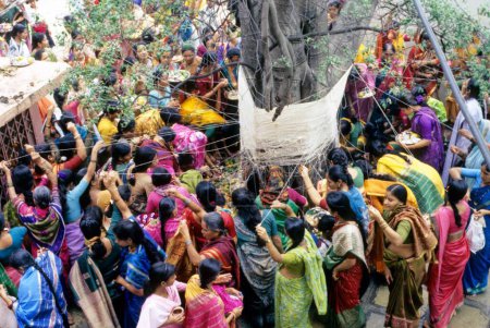 Téléchargez les photos : Femmes adorant le Sacré Vat ou l'Arbre Banyan sur le Vat Savitri ou le Vat Purnima Festival, pune, maharashtra, Inde - en image libre de droit