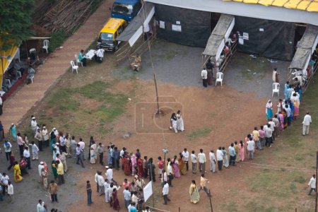 Téléchargez les photos : Les électeurs dans la file d'attente bureau de vote Mumbai Maharashtra Inde Asie Oct 2009 - en image libre de droit