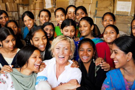 Téléchargez les photos : Sabine Christiansen en conversation avec des jeunes filles à Amrae une ONG à Nehru Nagar, Golibar Slum ; Santacruz ; Bombay Mumbai, Maharashtra, Inde - en image libre de droit