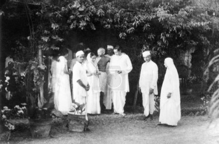 Téléchargez les photos : Mahatma Gandhi dans la résidence de son hôte ; Sumati Morarjee à Juhu Beach ; Mumbai ; mai 1944 ; Inde - en image libre de droit