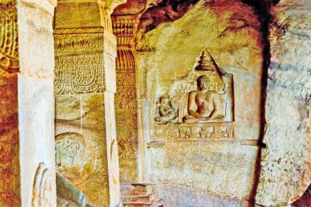 Jain God Mahavir escultura en relieve, templo cueva corte roca, Badami, Bagalkot, Karnataka, India