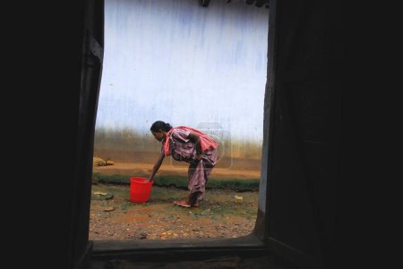 Téléchargez les photos : Tribus Ho femme faisant des tâches ménagères, Chakradharpur, Jharkhand, Inde - en image libre de droit