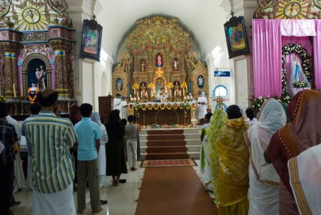 Foto de Celebración del día del Rosario en la iglesia de Santa María Estd1463 dedicada a Nuestra Señora; popularmente llamada Vechoor Muthiamma en Vechoor; Kerala; India - Imagen libre de derechos