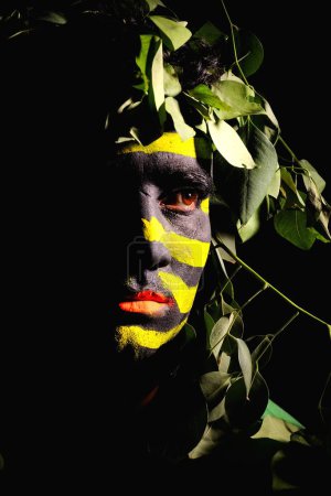 Téléchargez les photos : Homme peint en costume de tribu - en image libre de droit