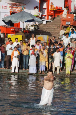 Téléchargez les photos : Tournage d'un documentaire à Har Ki Pauri, Haridwar, Uttar Pradesh, Inde - en image libre de droit