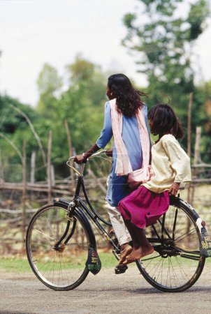 Téléchargez les photos : Filles à vélo, bandogarh, madhya pradesh, Inde - en image libre de droit