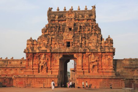 Téléchargez les photos : Tour d'entrée ou Gopuram du temple Brihadeshwara également appelé Big Temple dédié au Seigneur Shiva construit au 11ème siècle par l'Empire Chola situé à la tête du delta du fleuve Kaveri ; Thanjavur ; Tamil Nadu ; Inde Site du patrimoine mondial de l'UNESCO - en image libre de droit
