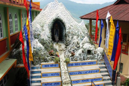 Téléchargez les photos : Petit temple avec drapeau de prière ; Gangtok ; Sikkim ; Inde - en image libre de droit
