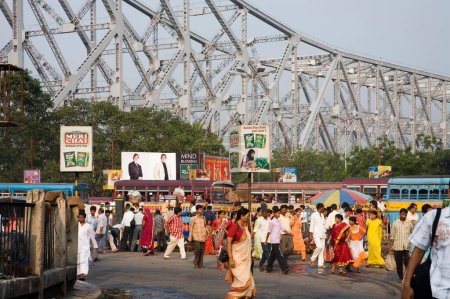 Téléchargez les photos : Scène de rue ; pont Howrah maintenant Rabindra Setu sur la rivière HooApproximativement ; Calcutta Kolkata ; Bengale occidental ; Inde - en image libre de droit