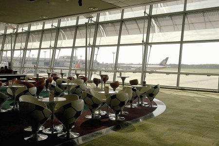 Téléchargez les photos : Vue de la galerie à l'aéroport de Singapour - en image libre de droit