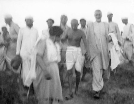 Foto de Mridulabehn Sarabai; Mahatma Gandhi; Khan Abdul Gaffar Khan y otros durante su visita a las zonas afectadas por los disturbios de Bihar; 1947; India - Imagen libre de derechos