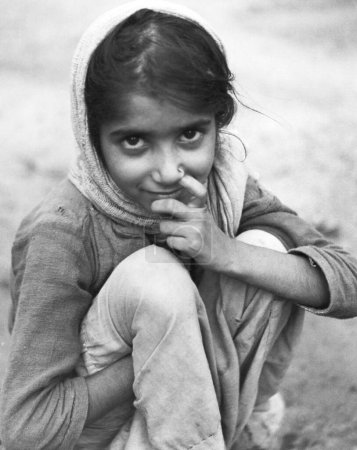 Téléchargez les photos : Tête de fille indienne recouverte du Pendjab ; Inde années 1940 - en image libre de droit