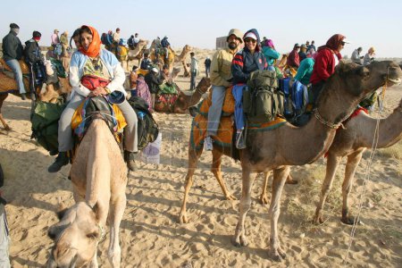 Téléchargez les photos : Promenade à dos de chameau dans les dunes de sable du désert de Sam Thar, Jaisalmer, Rajasthan, Inde - en image libre de droit