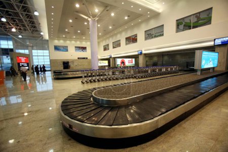 Foto de Área de reclamo de equipaje mejorada con carros recién lanzados en la terminal internacional del aeropuerto de Chhatrapati Shivaji Maharaj; Bombay Mumbai; Maharashtra; India - Imagen libre de derechos
