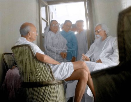 Foto de Mahatma Gandhi y rabindranath tagore, Santiniketan, Bengala Occidental, India, Asia, 17 de febrero de 1940 - Imagen libre de derechos