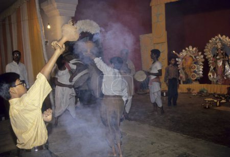 Téléchargez les photos : Personnes célébrant durga pooja, Inde - en image libre de droit