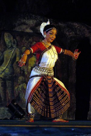 Téléchargez les photos : Elephanta Festival 2007, Madhavi Mudgal spectacle Odissi danse, la forme traditionnelle de l'art classique indien, Gharapuri maintenant connu sous le nom Elephanta Island, District Raigad, Maharashtra, Inde - en image libre de droit