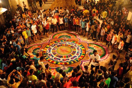 Téléchargez les photos : Rangoli on road holi festival, mumbai, maharashtra, Inde, Asie - en image libre de droit