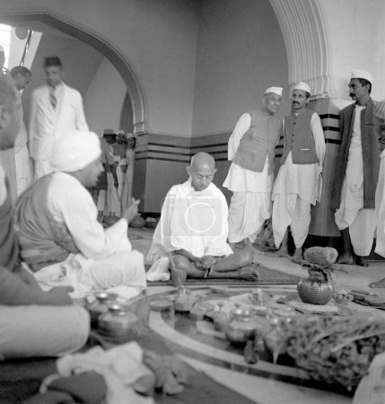 Téléchargez les photos : Mahatma Gandhi lors de la cérémonie d'ouverture d'un hôpital à Allahabad, Uttar Pradesh, Inde, février 1941 - COMMUNIQUÉ DE MODÈLE NON DISPONIBLE - en image libre de droit