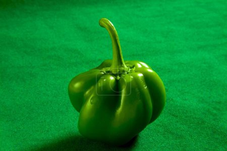 Téléchargez les photos : Légumes, épices piment vert Capsicum Shimla Mirch Capsicum annuum Capsicum frutescens sur fond vert - en image libre de droit