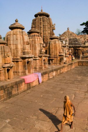 Téléchargez les photos : 10ème-11ème siècle AD Mukteshwar temple dédié au dieu Shiva entouré de 150 sanctuaires plus petits à Bhubaneswar ; Orissa ; Inde - en image libre de droit