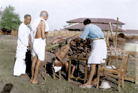Téléchargez les photos : Mahatma Gandhi voyant la lépreuse Parchure Shastri traitée, Wardha, Inde, Asie, 1940 - en image libre de droit