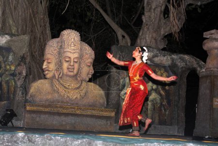 Foto de Elephanta Festival 2007, Alarmel Valli interpretando la danza Bharatnatyam, la forma tradicional de arte clásico indio, Gharapuri ahora conocida como Isla Elephanta, District Raigad, Maharashtra, India - Imagen libre de derechos