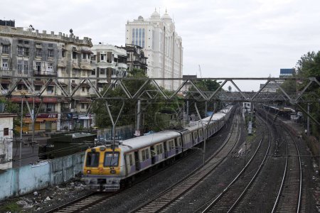 Téléchargez les photos : Western Railway Train local circulant sur les voies Charni Road Mumbai Maharashtra Inde Asie Juillet 2012 - en image libre de droit