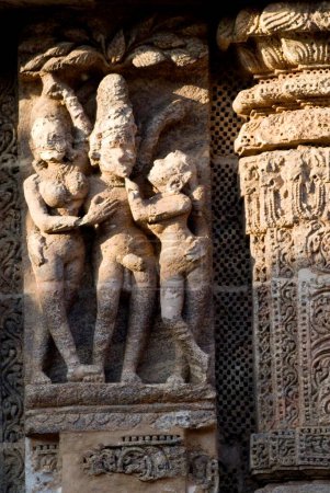 Téléchargez les photos : Sculpture érotique dérivée de Kamasutra au complexe du temple du Soleil du patrimoine mondial à Konarak ; Orissa ; Inde - en image libre de droit