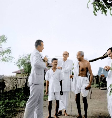 Téléchargez les photos : Mahatma Gandhi et ses partisans, Ashram Satyagraha, Sevagram, Wardha, Inde, septembre 1940 - en image libre de droit