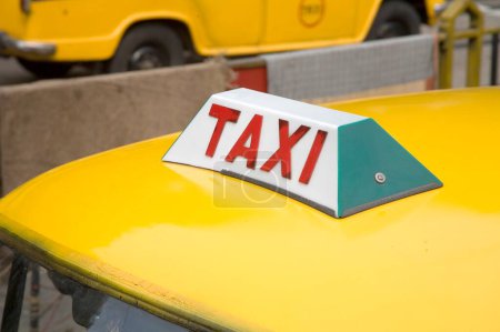 Téléchargez les photos : Panneau de taxi de couleur jaune sur le dessus ; Calcutta maintenant Kolkata ; Bengale occidental ; Inde - en image libre de droit