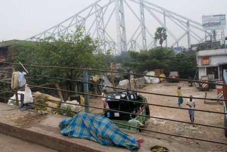Téléchargez les photos : Howrah Bridge (Rabindra Setu) Un miracle d'ingénierie ; Énorme pont cantilever et large ; Kolkata ; Bengale occidental ; Inde - en image libre de droit