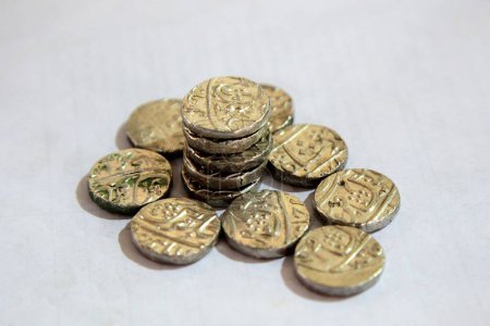 Colección de varias monedas antiguas de época mughal Goa India Asia