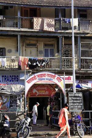 Foto de Antiguo Matawadi chal edificio y Ladacha ganpati templo en Maulana Shaukatali carretera; Grant carretera; Bombay ahora Mumbai; Maharashtra; India - Imagen libre de derechos