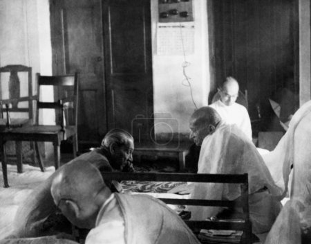 Foto de Mahatma Gandhi en una reunión con Janah Asai Ali y otros en Khadi Pratishthan, Sodepur, 24 Parganas, Calcuta, 1946, G.D. Birla, B.K. Birla, India - Imagen libre de derechos