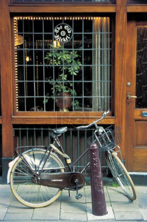 Bicicleta en la ventana; Amsterdam; Países Bajos