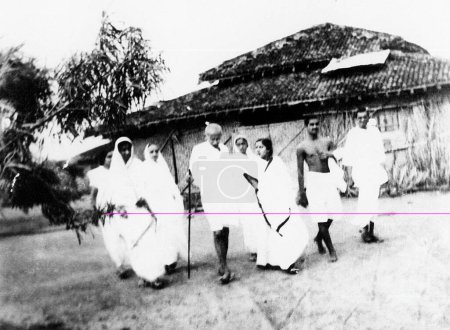 Téléchargez les photos : Mahatma Gandhi avec Kishorilal Mashruwala, Manubehn Mashruwala, Rajkumari Amrit Kaur et d'autres à l'ashram de Sevagram, 1941 NO MR - en image libre de droit