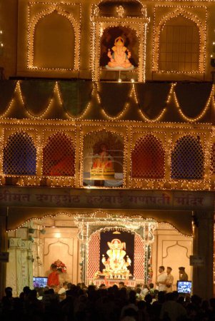 Foto de Decoración ricamente iluminada de Dagdusheth Halwai Ganapati, Ganapati Festival en Pune, Maharashtra, India, Asia - Imagen libre de derechos