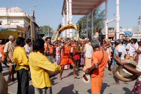 Foto de Theertha Kavadi, Agni Nakshatram es un período de 14 días más caliente del año, en Kodumudi devotos ardientes recogen el río Cauvery agua en kavadis a Palani para abhishekam de la deidad, majestuosa procesión giri vidhi redonda, Tamil Nadu, India - Imagen libre de derechos