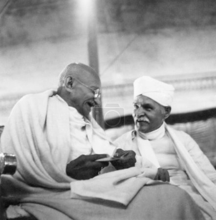 Foto de Mahatma Gandhi y Madan Mohan Malaviya en Varanasi; 1941; India - Imagen libre de derechos